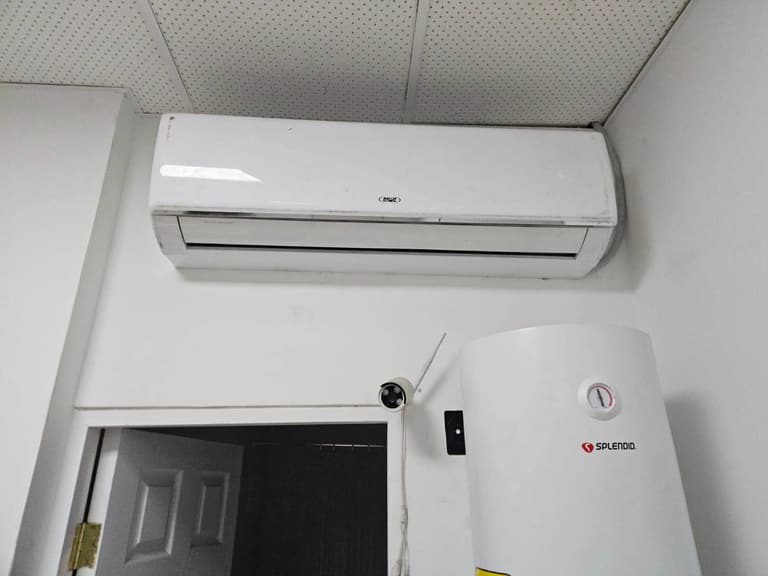 Aire acondicionado split instalado en un local comercial