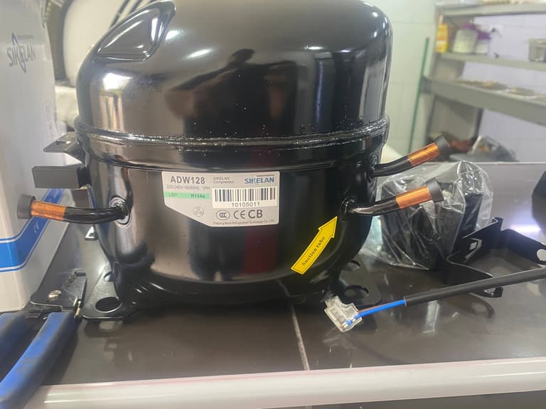 Compresor nuevo de refrigeración listo para instalar