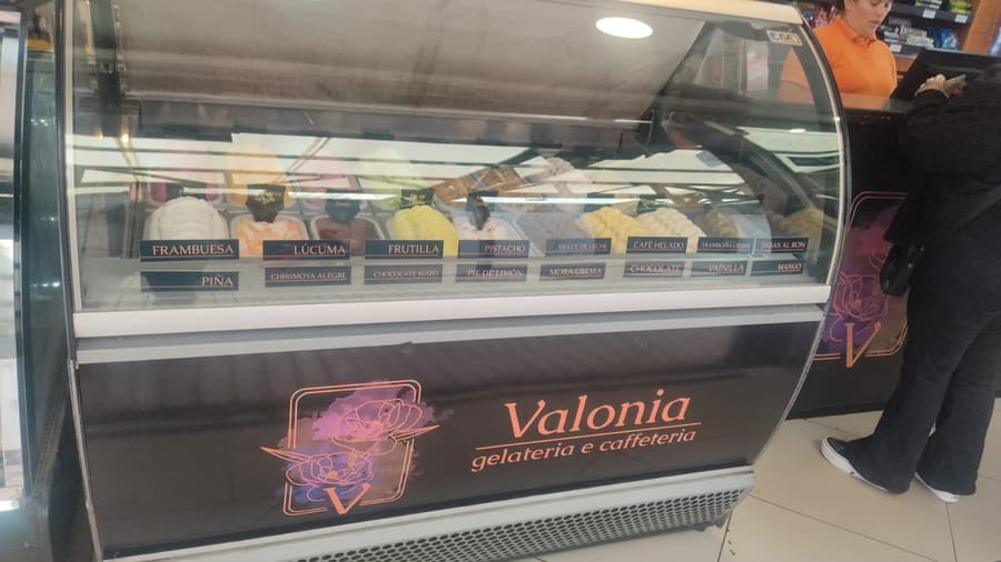 Cúpula exhibidora de vidrio curvo refrigerada en una heladería