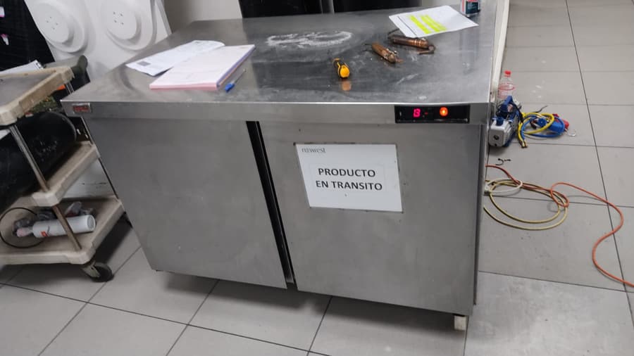 Mesón frigorífico en reparación con herramientas