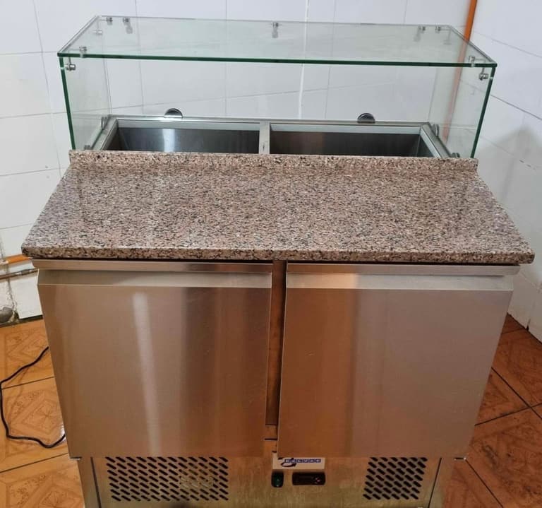 Mesón refrigerado para ensaladas y pizza con tapa de vidrio y tope de granito
