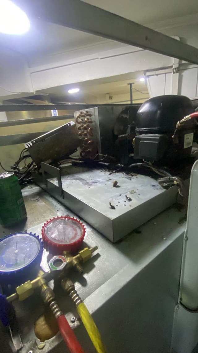 Reparación del compresor de un mesón refrigerado con manómetros conectados